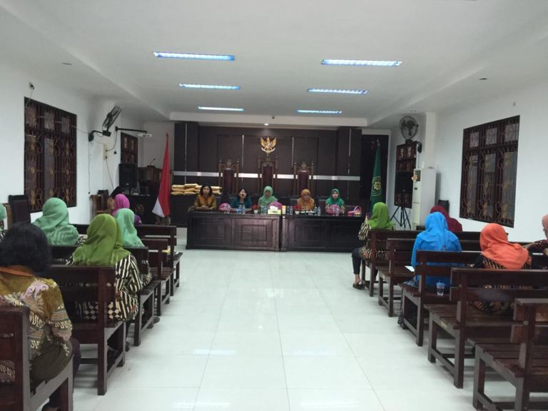 ACARA ARISAN DHARMA YUKTI KARINI CABANG JAYAPURA DI PENGADILAN TATA USAHA NEGARA JAYAPURA