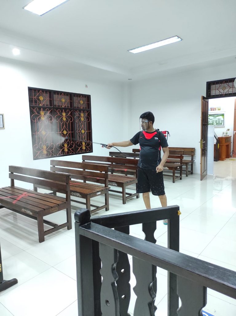 Penyemprotan disinfektan Covid-19 pada Pengadilan Tata Usaha Negara Jayapura