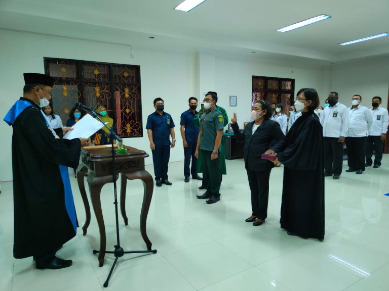 Pelantikan dan Pengambilan Sumpah Panitera Pengganti Ibu Elizabeth Kaikatuy, S.H., dan Jurusita Pengganti Bapak Komarudin, S.H.