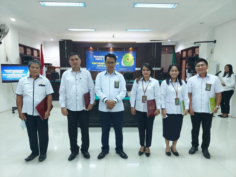 Penandatanganan Pakta Integritas dan Penyerahan Satya Lencana