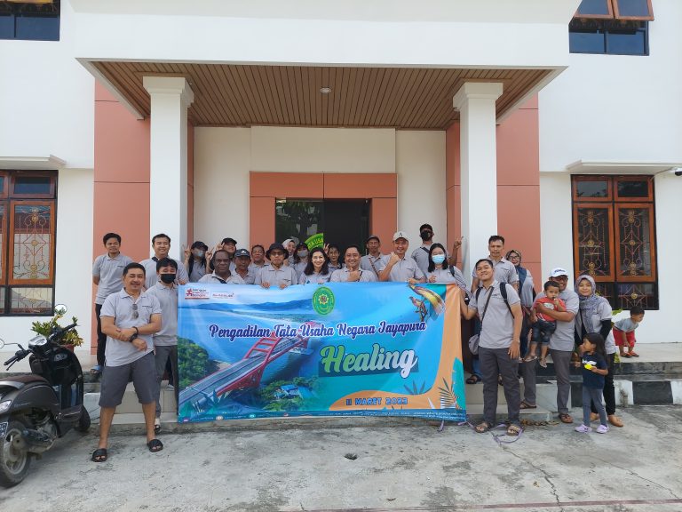 Keluarga Besar PTUN Jayapura Healing bersama ke pantai hamadi Kota Jayapura.