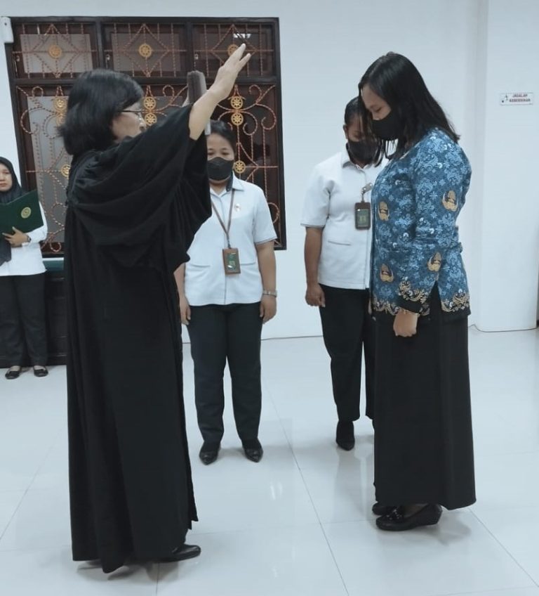 Pengambilan Sumpah/Janji Jabatan dan Pelantikan Lowrenzya Siagian, S.H. sebagai Pegawai Negeri Sipil pada Pengadilan Tata Usaha Negara Jayapura