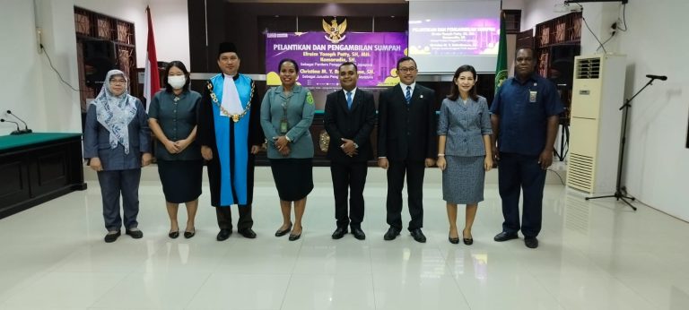 Pengambilan Sumpah/Janji Jabatan dan Pelantikan Bapak Efraim Yoseph Patty, S.H.,M.H., dan Komarudin, S.H., sebagai Panitera Pengganti. Ibu Christina M. Y. Rohrohmana, S.H sebagai Juru Sita Pengganti pada Pengadilan Tata Usaha Negara Jayapura
