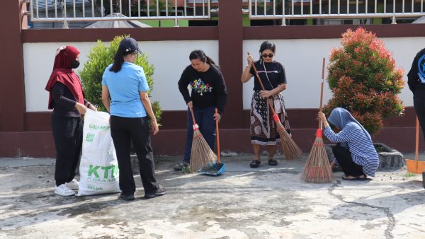 Kerja Bakti Bersama Sebagai Bentuk Kepedulian Terhadap Kebersihan Kantor 24 img 8253