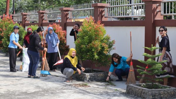 Kerja Bakti Bersama Sebagai Bentuk Kepedulian Terhadap Kebersihan Kantor 32 img 8259