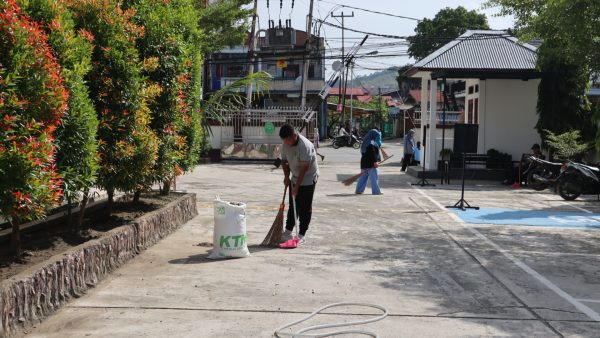 Kerja Bakti Bersama Sebagai Bentuk Kepedulian Terhadap Kebersihan Kantor 30 img 8274