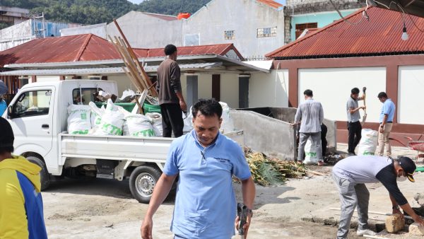 Kerja Bakti Bersama Sebagai Bentuk Kepedulian Terhadap Kebersihan Kantor 26 img 8299