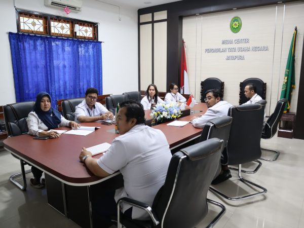 PTUN Jayapura Gelar Rapat Standarisasi Website untuk Tingkatkan Kualitas Informasi Publik 7 IMG 3704