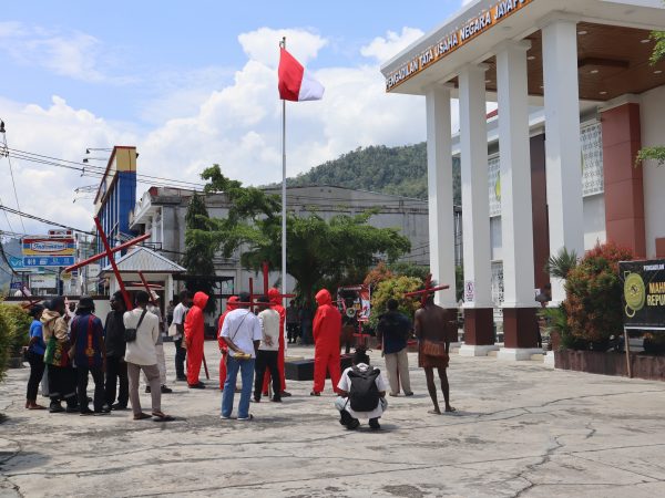 Aksi Damai di PTUN Jayapura Berlangsung Tertib, Juru Bicara Sampaikan Mekanisme Upaya Hukum 15 IMG 5701